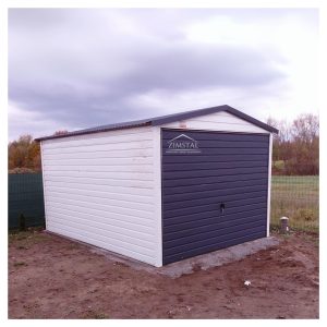 Garaż blaszany 3x4 dach dwuspadowy poziomy panel obróbki blacharskie brama uchylna schowek garaż