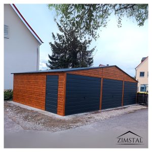 Garaż blaszany trzystanowiskowy 9x5 bramy uchylne dach dwuspadowy drzwi poziomy panel obróbki blacharskie kolor drewnopodobny i grafit