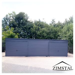 Garaż blaszany hala 9x5 dach spad do tyłu bramy uchylne drzwi poziomy panel obróbki blacharskie kolor grafit