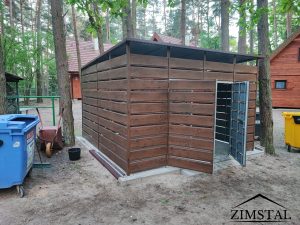 wiata-smietnikowa-panele-azurowespad-do-tylu-drzwi-kolor-drewnopodobny